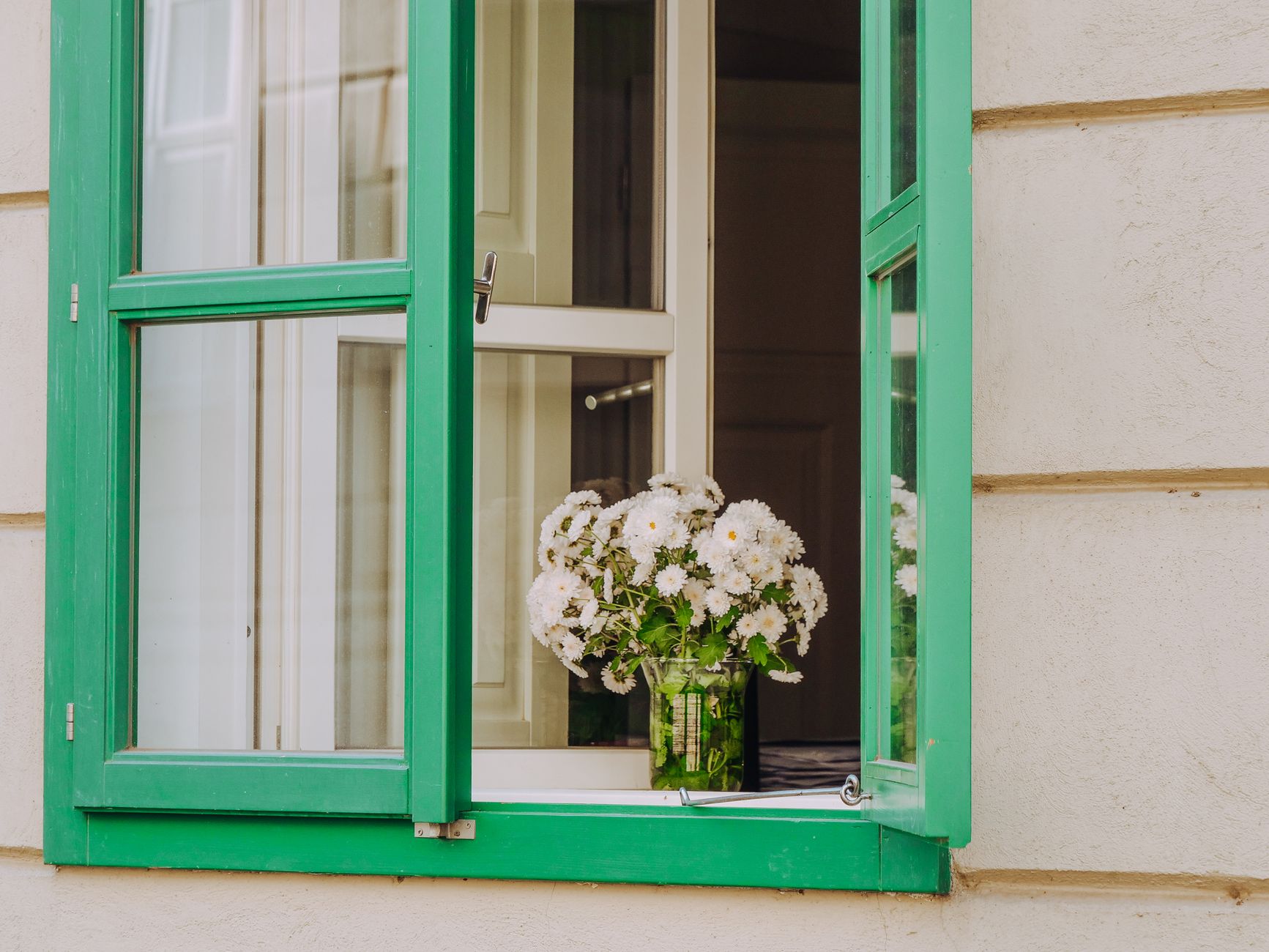 Fenêtre ouverte au printemps avec de la lumière, symbolisant l'aération d'un logement en pleine saison pollinique