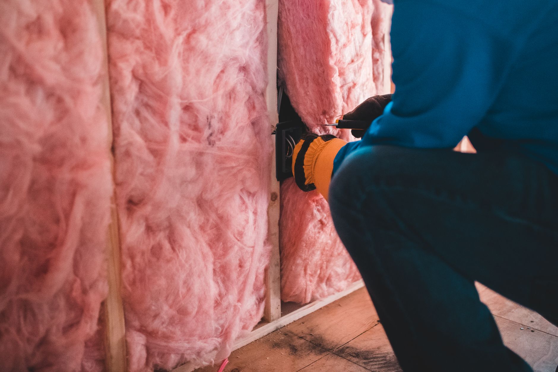 Artisan qualifié réalisant des travaux d'isolation dans une maison en rénovation