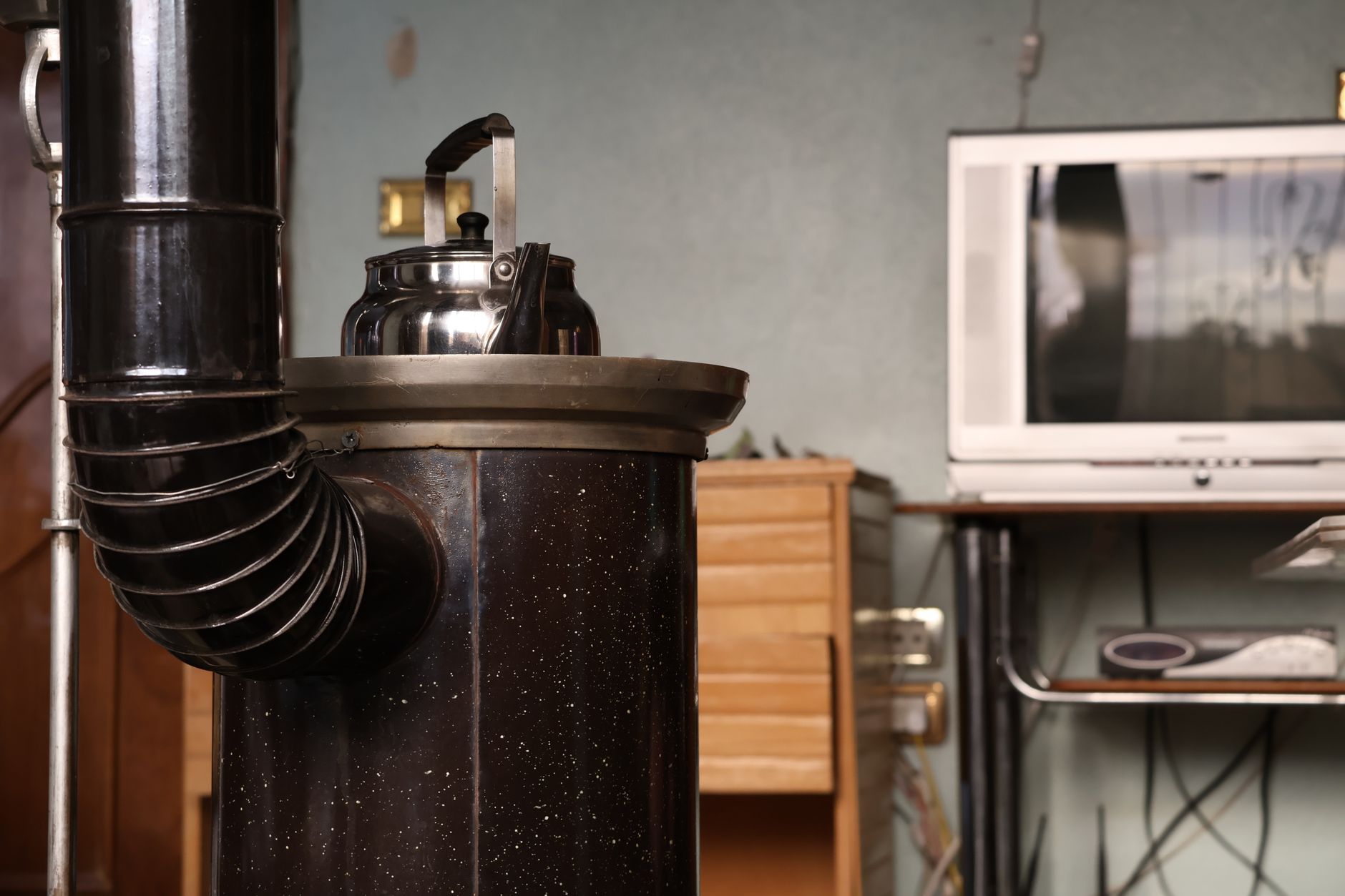 Radiateur d'appoint électrique allumé dans un salon en hiver
