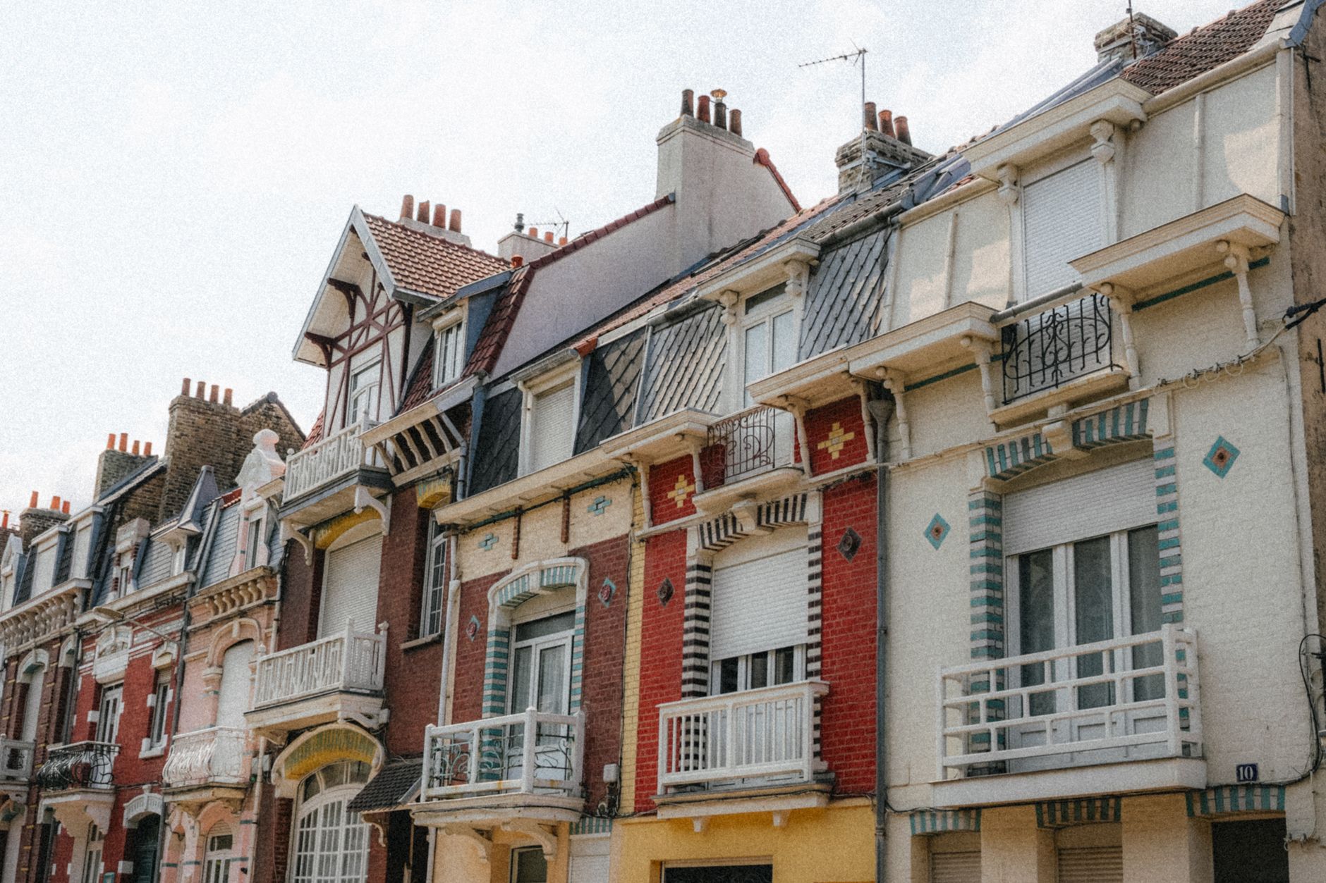 Façades de maisons en brique rouge typiques du Nord