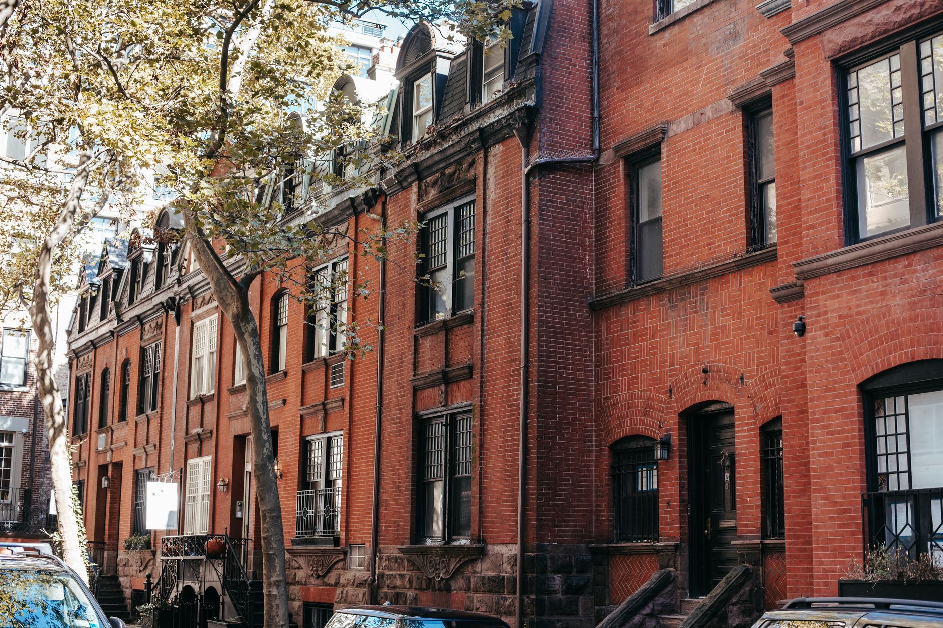 Cour intérieure étroite d'une maison de ville en briques typique de Lille