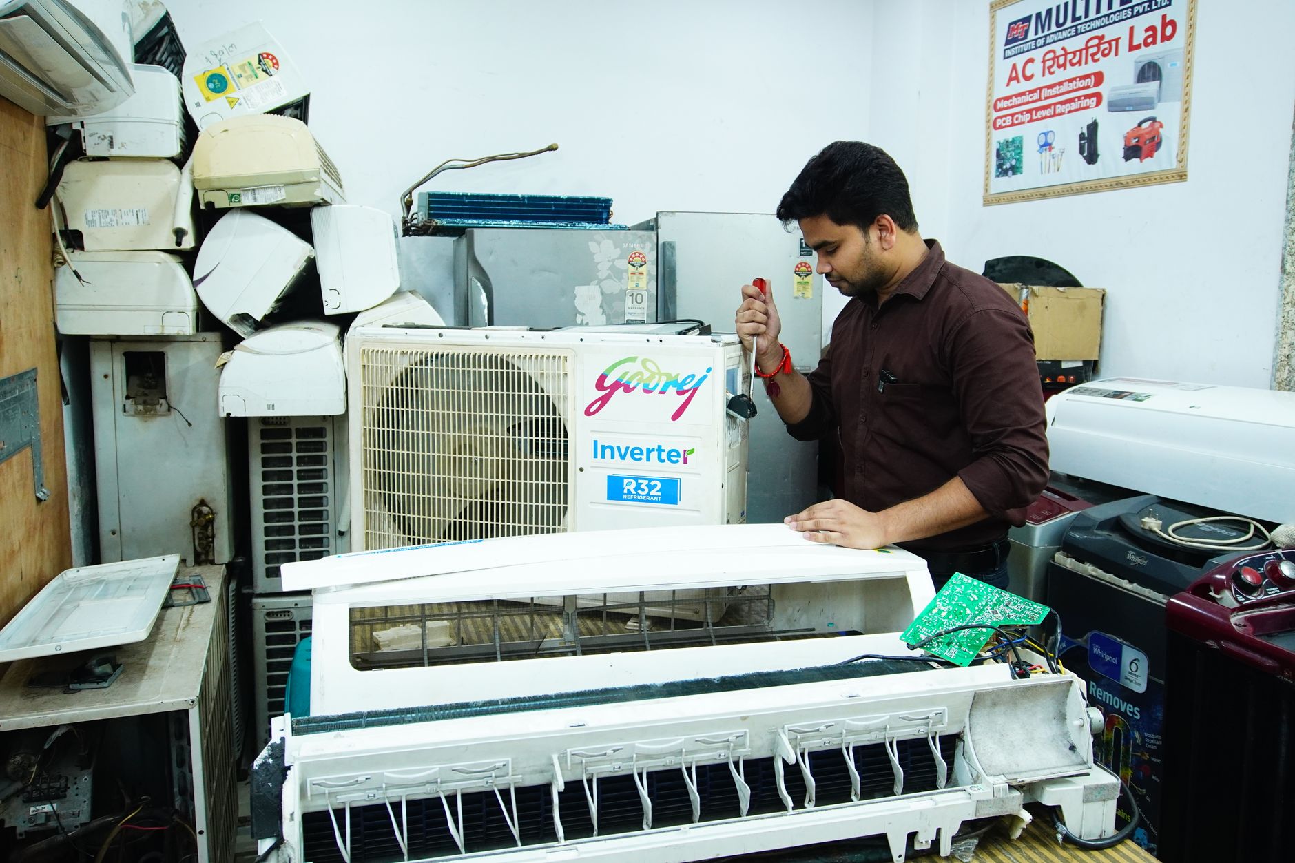 Un technicien vérifie le circuit de fluide frigorigène d'une unité de climatisation extérieure