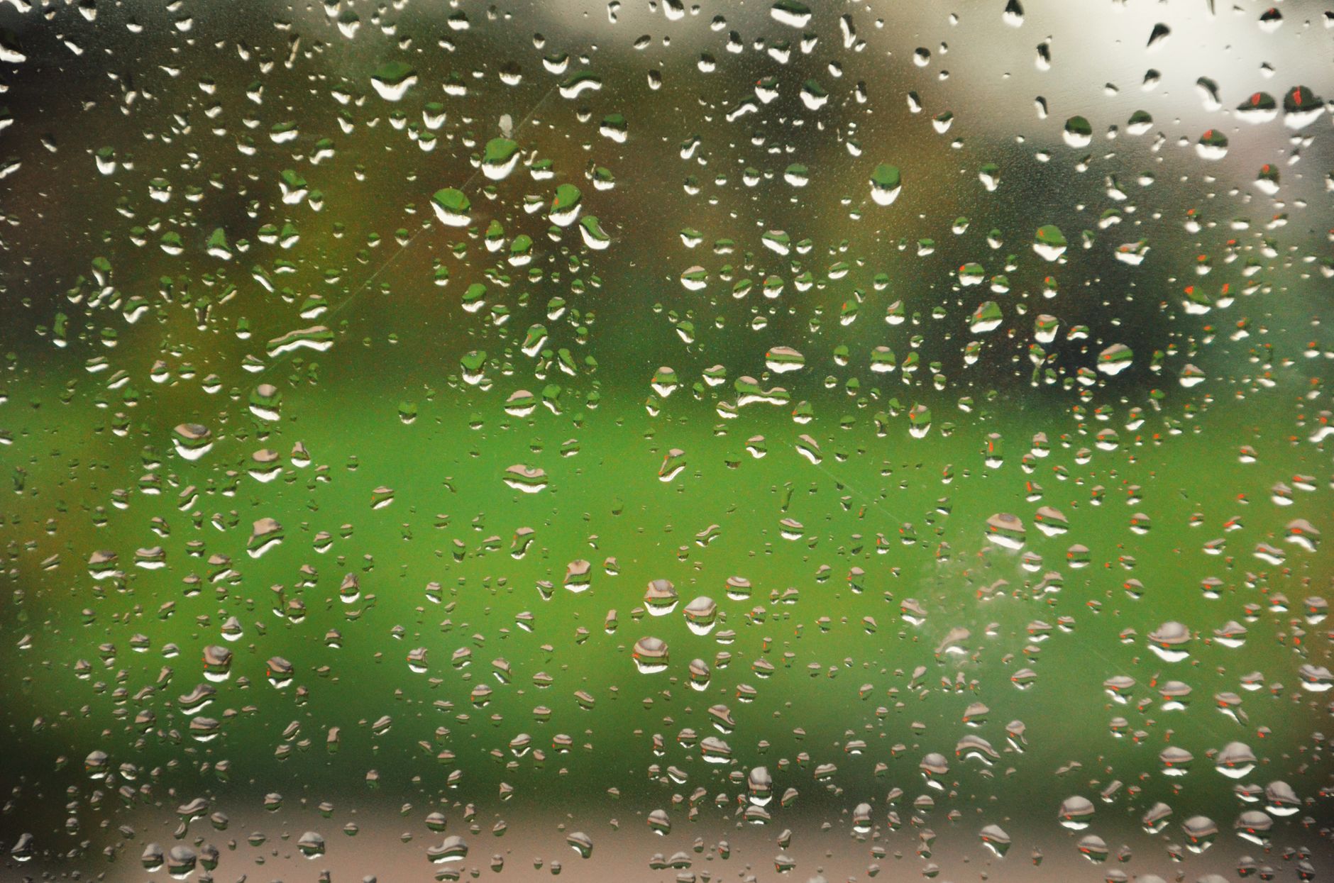Condensation sur une vitre, signe d'un excès d'humidité dans le logement
