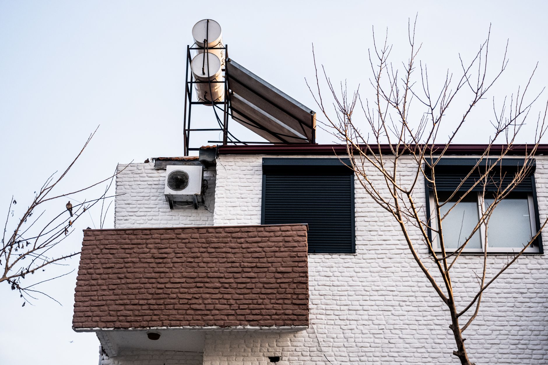 Façade d'un immeuble d'habitation avec une étiquette énergie DPE en surimpression