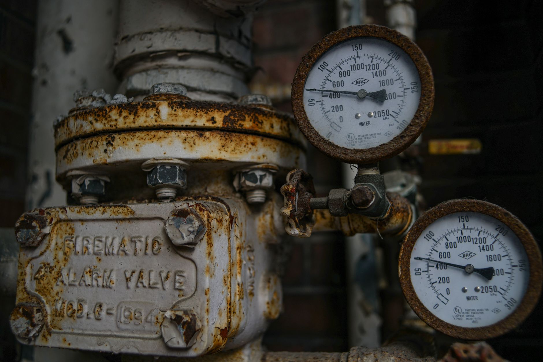 Une ancienne chaudière au fioul dans une chaufferie de maison individuelle