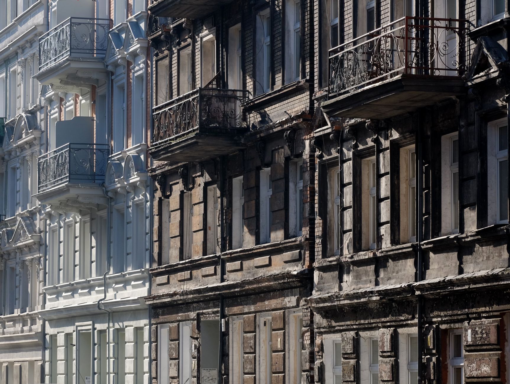 Façade d'un immeuble en copropriété en cours de rénovation énergétique