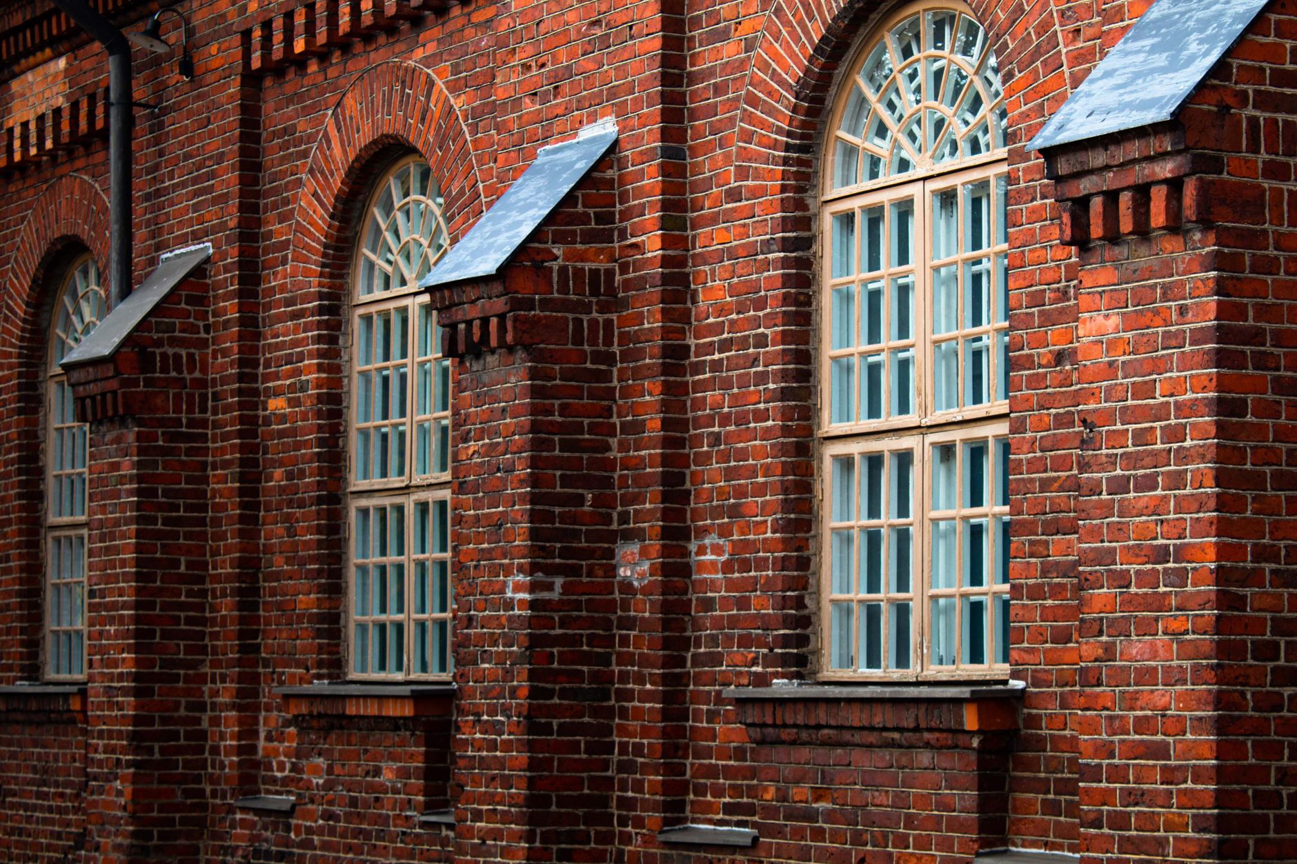 Façade en brique typique du Vieux-Lille avec fenêtres à petits carreaux
