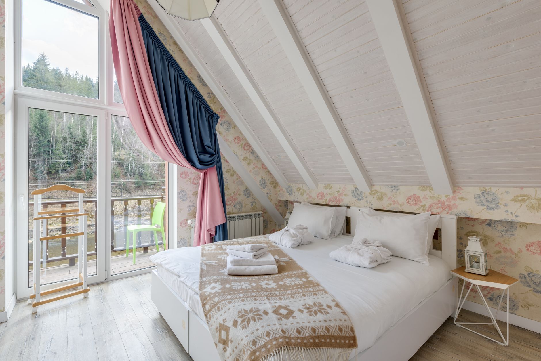 Chambre mansardée sous les toits avec fenêtre de toit ouverte, typique des maisons du Nord
