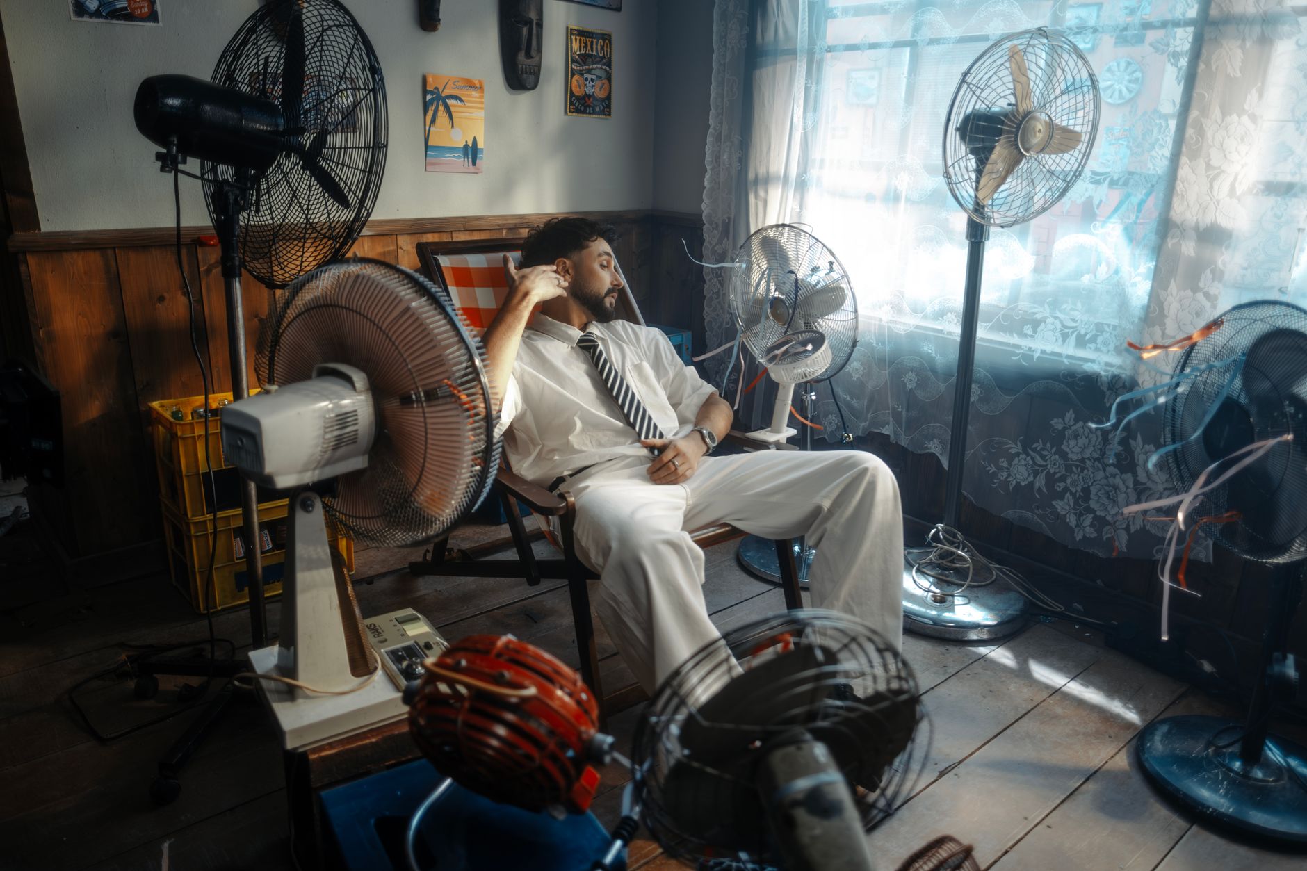 Ventilateur en fonctionnement dans une pièce en été