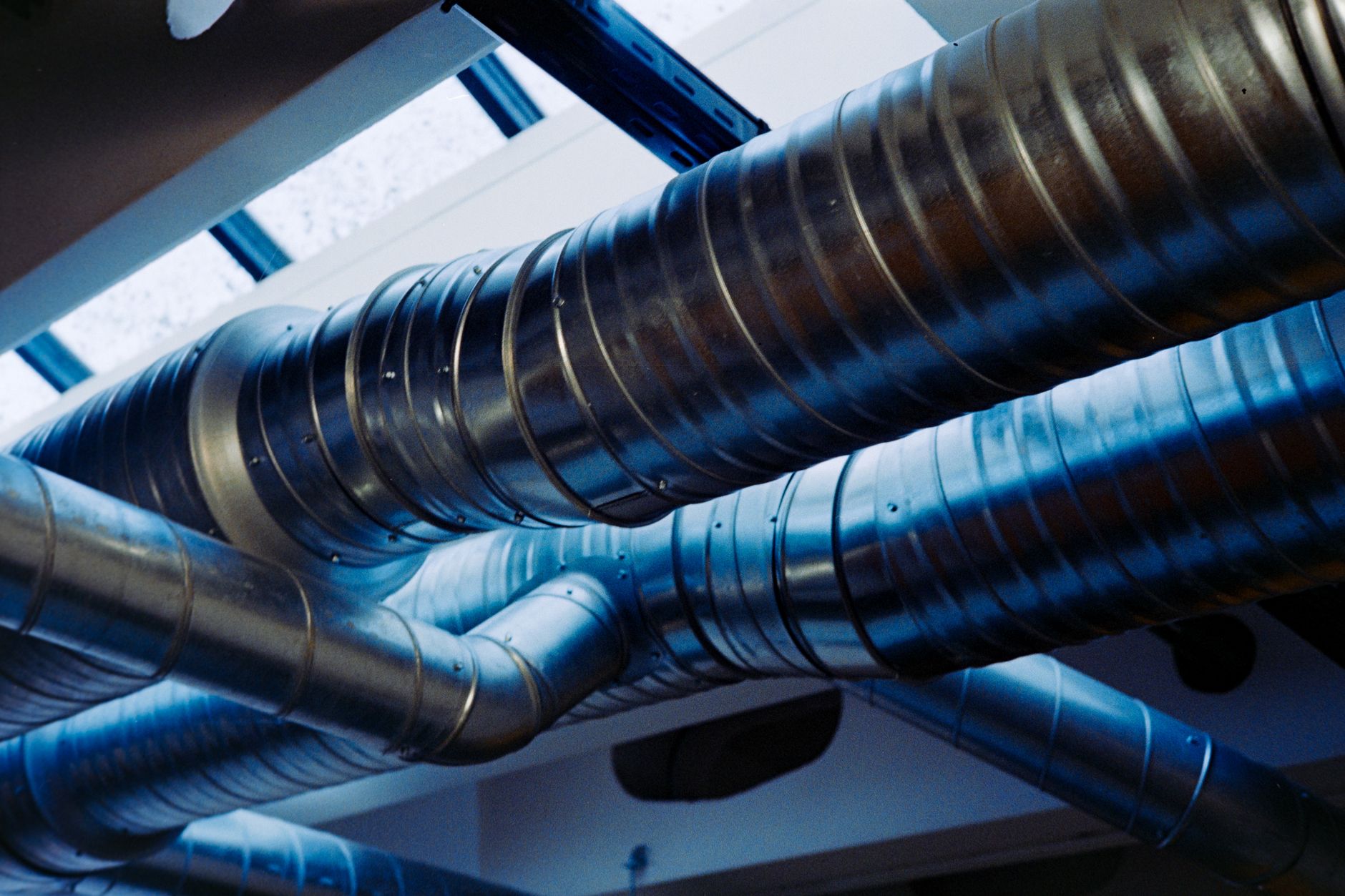 Gaines de ventilation double flux installées dans les combles d'une maison